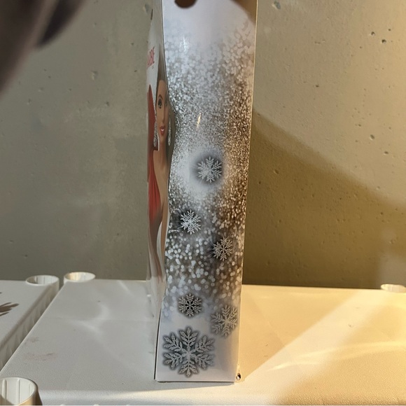 2019 brunette holiday barbie - Picture 5 of 6